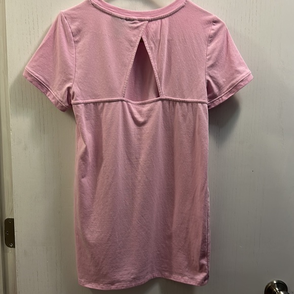 A Pea In The Pod T-Shirt Medium Pink. Opening in upper back. - Picture 6 of 7